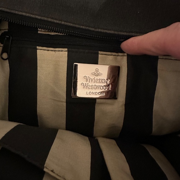 Vivienne Westwood Quilted Orb Handbag- PRICE IS FINAL AND NON-NEGOTIABLE - Picture 9 of 14